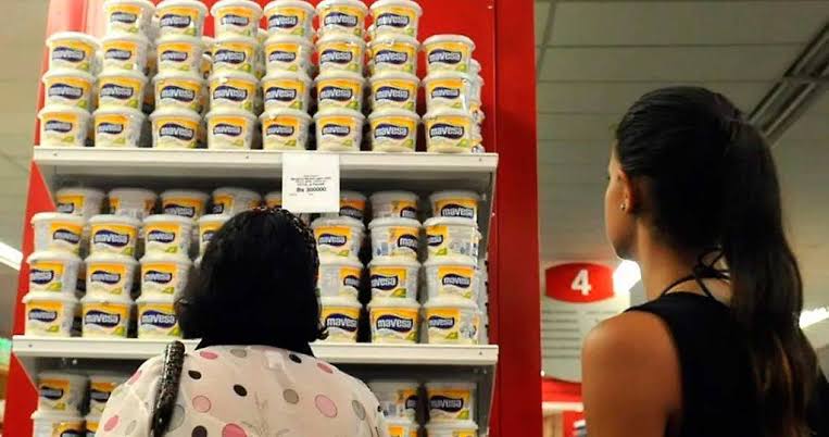 Desde bañarse hasta la venta de cotufas en el cine: el uso que le dan los venezolanos al pote de margarina