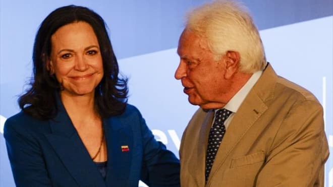 Felipe González declara su "admiración por el liderazgo" de Corina Machado en un acto junto a Feijóo y exdirigentes de Vox